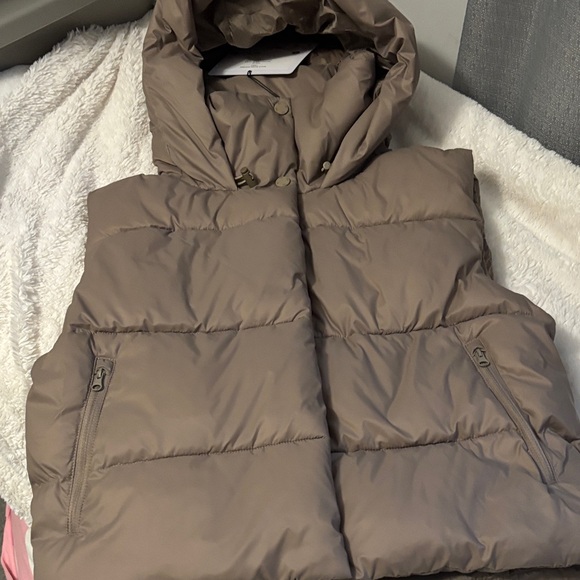 ALO Yoga Gold Rush Puffer Vest in Light Cocoa - Picture 5 of 5